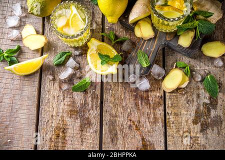 Cocktail de limonade au gingembre maison. Gingembre froid d'été citron. Boisson rafraîchissante aigre-douce avec garniture de tranche de citron, Detox et poids l Banque D'Images