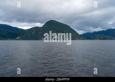 Vue depuis la croisière sur le fjord de Bergen sur la magnifique montagne en Norvège, en Europe du Nord Banque D'Images