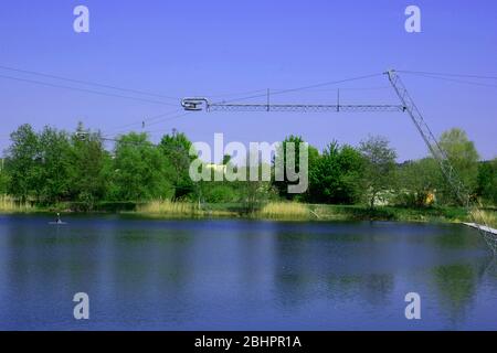 parc de ski de cable water avec grand système de câble devant ciel azure Banque D'Images