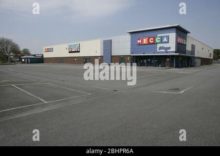 Fermé Mecca Bingo et parking vide, chemin Clough, Hull, COVID-19 pandémie de coronavirus Banque D'Images