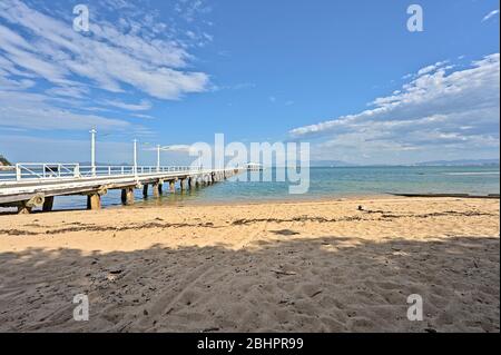 Jetée de la baie de pique-nique sur l'île Magnetic Island avec vue sur la mer Banque D'Images