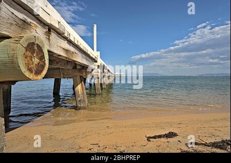 Jetée de la baie de pique-nique sur l'île Magnetic Island avec vue sur la mer Banque D'Images