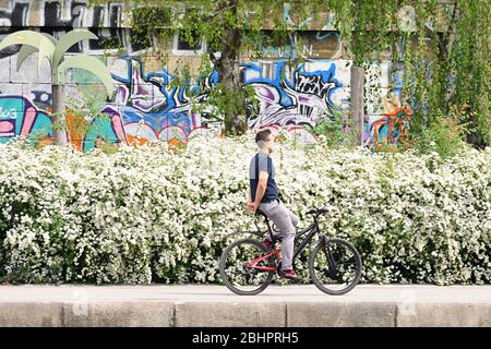 Vienne, Autriche. 27 avril 2020. Les restrictions à la sortie en Autriche ont été étendues à la fin d'avril 2020. Le cyclisme, les sports récréatifs et l'exercice en plein air sont autorisés dans certaines conditions. Crédit: Franz PERC / Alay Live News Banque D'Images