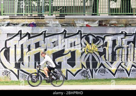 Vienne, Autriche. 27 avril 2020. Les restrictions à la sortie en Autriche ont été étendues à la fin d'avril 2020. Le cyclisme, les sports récréatifs et l'exercice en plein air sont autorisés dans certaines conditions. Crédit: Franz PERC / Alay Live News Banque D'Images