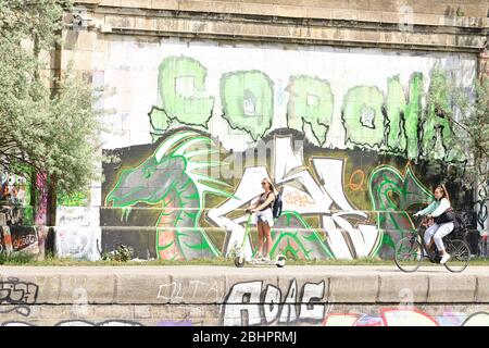 Vienne, Autriche. 27 avril 2020. Les restrictions à la sortie en Autriche ont été étendues à la fin d'avril 2020. Le cyclisme, les sports récréatifs et l'exercice en plein air sont autorisés dans certaines conditions. Crédit: Franz PERC / Alay Live News Banque D'Images