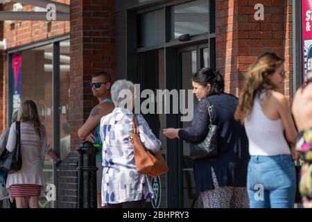 Les clients du Gallagher Retail Park doivent faire face à de longues files d'attente en dehors des M&S et B&M pendant le verrouillage national du coronavirus. Banque D'Images