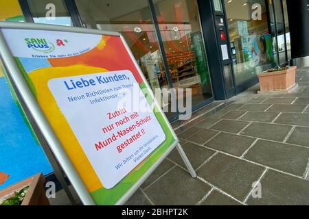 Exigence de relâchement et de masque dans la pandémie de coronavirus : les magasins de Bavière rouvrent le 27 avril. Remarque, afficher devant une pharmacie Sani plus : accès autorisé uniquement avec protection du nez de bouche. Boutique, succursale, entrée, | usage dans le monde entier Banque D'Images