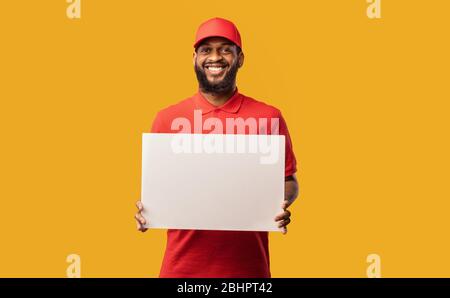 Service de livraison de publicité Black Courier montrant une affiche vierge, Studio Shot Banque D'Images