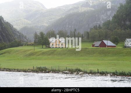 Maison norvégienne typique dans le village de Mo pendant la croisière sur le fjord de Mostraumen au départ de Bergen Banque D'Images