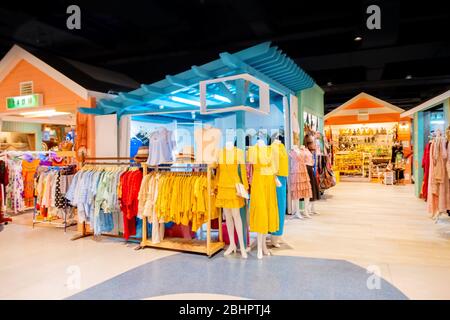 De nombreux styles de vêtements vintage dans le sous-sol du magasin Blueport à Huahin, Thaïlande 25 avril 2019 Banque D'Images