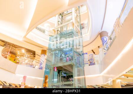 Ascenseur en verre au design moderne dans le grand magasin Blueport de Hua Hin, Thaïlande 25 avril 2019 Banque D'Images