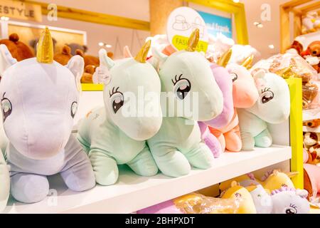 De nombreuses couleurs de poupées de cheval poney pour bébé sur ses racks dans le magasin de jouets à la mode dans le magasin Blueport à Huahin, Thaïlande 25 avril 2019 Banque D'Images