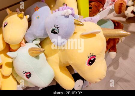 De nombreuses couleurs de poupées de cheval poney pour bébé sur ses racks dans le magasin de jouets à la mode dans le magasin Blueport à Huahin, Thaïlande 25 avril 2019 Banque D'Images