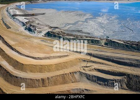 Vue aérienne sur les terrasses industrielles de la mine à ciel ouvert minérale. Exploitation minière à ciel ouvert. Vue en drone d'en haut. Banque D'Images