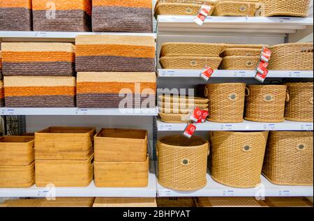 Paniers à armure brune en jacinthe empilés sur des étagères dans le grand magasin HomePro de Huahin, Thaïlande le 30 avril 2018 Banque D'Images