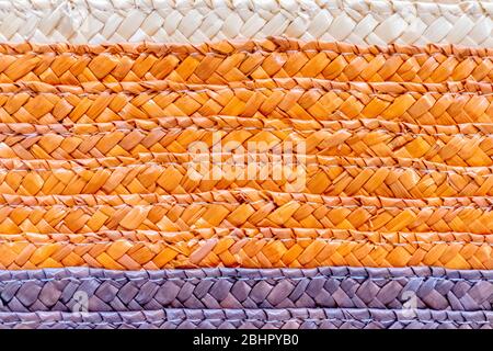 Trois rayures colorées de papier peint en toile de fond de panier à tissage jacinthe faites à la main Banque D'Images