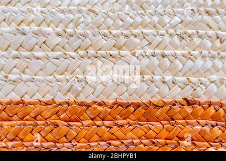 Deux rayures colorées de papier peint en toile de fond de panier à tissage jacinthe faites à la main Banque D'Images