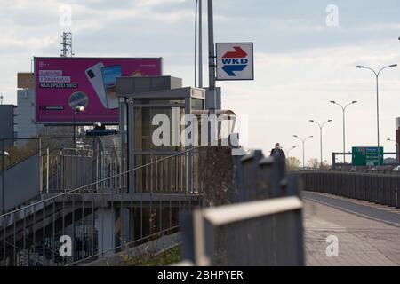 Pologne. 21 avril 2020. Un signe pour la WKD, le train de banlieue de Varsovie est vu le 21 avril 2020 à Varsovie, Pologne. La Pologne, qui était auparavant l'une des économies européennes à la croissance la plus rapide, devrait souffrir d'une baisse de 2 pour cent du PIB résultant de l'épidémie de coronavirus. (Photo de Jaap Arrens/Sipa USA) crédit: SIPA USA/Alay Live News Banque D'Images