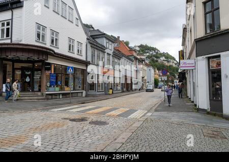 Rue typique de Bergen, Norvège. Cette photo a été prise près du célèbre funiculaire de Foibanen en août 2019 Banque D'Images