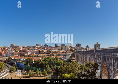 Águas Livres Aqueduct avec paysage urbain sur fond d'une journée ensoleillée, récolte horizontale. Banque D'Images