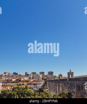 Águas Livres Aqueduct avec paysage urbain sur fond d'une journée ensoleillée, récolte verticale. Banque D'Images