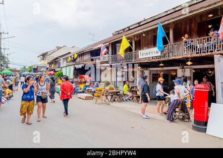 De nombreux touristes marchent dans le marché de la rue à pied dans la vieille région de Pranburi, Thaïlande 30 mai 2018 Banque D'Images