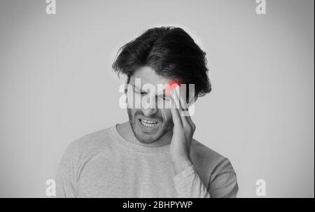 Concept de migraine. L'homme met la main sur la tête Banque D'Images
