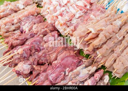 Pile de bâtonnets de viande frais attendant le gril Banque D'Images