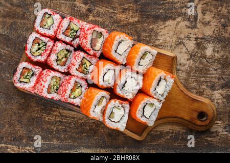 Deux sortes de petits pains à sushis sur une planche en bois. Cuisine japonaise Banque D'Images