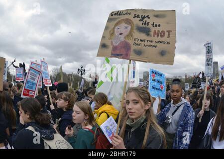 Les élèves de l'école demandent une action radicale sur le climat dans le cadre d'une grève britannique à laquelle des milliers de jeunes de partout dans le pays ont participé - plus de 15,00 Banque D'Images