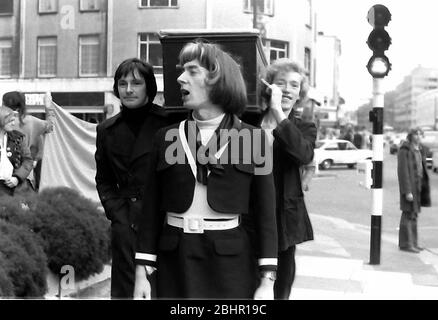 Les militants gays du groupe Alliance protestent à l'extérieur du magasin W H Smith à Notting Hill Gate, Londres, Angleterre, en 1978. W H Smith, en tant que chaîne, avait décidé de cesser de vendre le journal "gay News", déclenchant les protestations. Le cercueil qui est porté ici était destiné à symboliser la mort de la liberté d'expression et la mort de la publication sans entrave. Les groupes de militants gays Alliance du royaume-uni ont protesté auprès de nombreux magasins W H Smith à cette époque. Banque D'Images