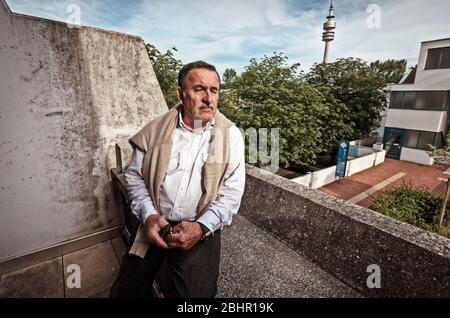 Heinz Hohensinn, ancien policier, ici sur les lieux du crime, était membre du Storm Commando, qui devait libérer les otages israéliens des mains des terroristes en 1972 à Connollystr. 31 dans le village olympique. Banque D'Images