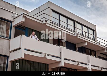 Heinz Hohensinn, ancien policier, ici sur les lieux du crime, était membre du Storm Commando, qui devait libérer les otages israéliens des mains des terroristes en 1972 à Connollystr. 31 dans le village olympique. Banque D'Images