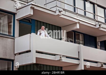 Heinz Hohensinn, ancien policier, ici sur les lieux du crime, était membre du Storm Commando, qui devait libérer les otages israéliens des mains des terroristes en 1972 à Connollystr. 31 dans le village olympique. Banque D'Images