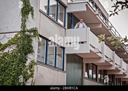 Heinz Hohensinn, ancien policier, ici sur les lieux du crime, était membre du Storm Commando, qui devait libérer les otages israéliens des mains des terroristes en 1972 à Connollystr. 31 dans le village olympique. Banque D'Images