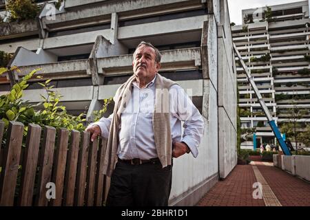 Heinz Hohensinn, ancien policier, ici sur les lieux du crime, était membre du Storm Commando, qui devait libérer les otages israéliens des mains des terroristes en 1972 à Connollystr. 31 dans le village olympique. Banque D'Images