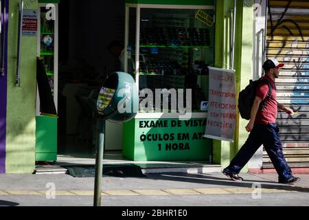 Osasco, Brésil. 27 avril 2020. 19) . La ville est la troisième dans l'État avec le plus grand nombre de décès dus à la maladie. Crédit: Aloisio Mauricio/FotoArena/Alay Live News Banque D'Images