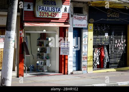 Osasco, Brésil. 27 avril 2020. 19) . La ville est la troisième dans l'État avec le plus grand nombre de décès dus à la maladie. Crédit: Aloisio Mauricio/FotoArena/Alay Live News Banque D'Images