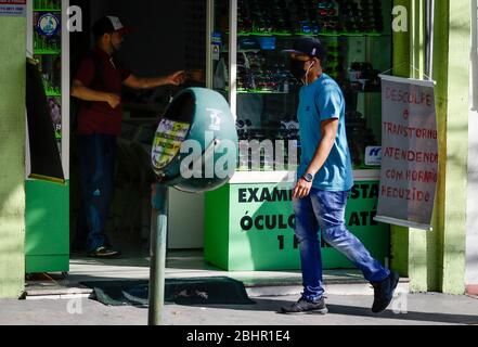 Osasco, Brésil. 27 avril 2020. 19) . La ville est la troisième dans l'État avec le plus grand nombre de décès dus à la maladie. Crédit: Aloisio Mauricio/FotoArena/Alay Live News Banque D'Images