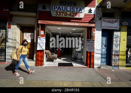 Osasco, Brésil. 27 avril 2020. 19) . La ville est la troisième dans l'État avec le plus grand nombre de décès dus à la maladie. Crédit: Aloisio Mauricio/FotoArena/Alay Live News Banque D'Images