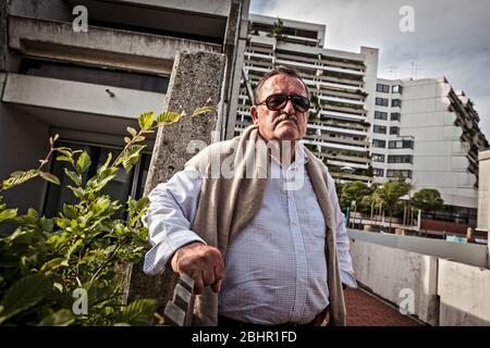 Heinz Hohensinn, ancien policier, ici sur les lieux du crime, était membre du Storm Commando, qui devait libérer les otages israéliens des mains des terroristes en 1972 à Connollystr. 31 dans le village olympique. Banque D'Images