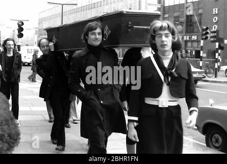 Les militants gays du groupe Alliance protestent à l'extérieur du magasin W H Smith à Notting Hill Gate, Londres, Angleterre, en 1978. W H Smith, en tant que chaîne, avait décidé de cesser de vendre le journal "gay News", déclenchant les protestations. Le cercueil qui est porté ici était destiné à symboliser la mort de la liberté d'expression et la mort de la publication sans entrave. Les groupes de militants gays Alliance du royaume-uni ont protesté auprès de nombreux magasins W H Smith à cette époque. Banque D'Images