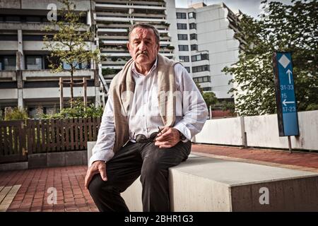 Heinz Hohensinn, ancien policier, ici sur les lieux du crime, était membre du Storm Commando, qui devait libérer les otages israéliens des mains des terroristes en 1972 à Connollystr. 31 dans le village olympique. Banque D'Images