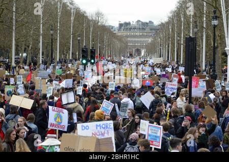 Les élèves de l'école demandent une action radicale sur le climat dans le cadre d'une grève britannique à laquelle des milliers de jeunes de partout dans le pays ont participé - plus de 15,00 Banque D'Images