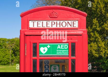 Haut de la boîte téléphonique rouge qui peut accueillir un défibrillateur à vie. Perry Green, beaucoup Hadham, Hertfordshire. ROYAUME-UNI Banque D'Images