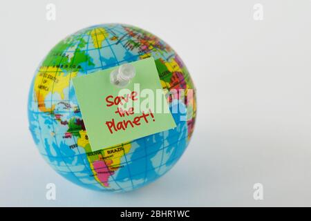 Planète Terre avec note collante avec l'écrit Save the Planet on white background - concept d'écologie et de conservation de l'environnement Banque D'Images