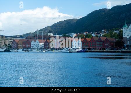 L'un des fjords de Bergen, WHS Bryggen et Floyen Mountain de l'UNESCO en une seule photo. Août 2019 Banque D'Images