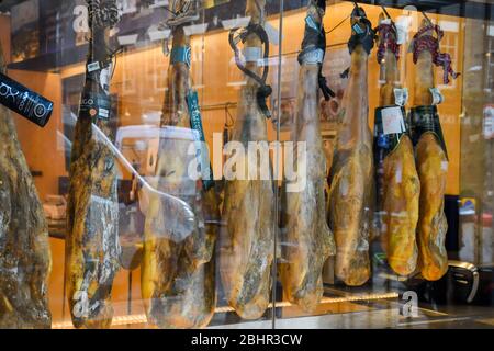 Prosciutto nationale jambon traditionnel ou speck, branche de porc entière fumée et non coupée, accrochée au plafond dans un restaurant italien. Épicé et g Banque D'Images