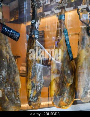 Prosciutto nationale jambon traditionnel ou speck, branche de porc entière fumée et non coupée, accrochée au plafond dans un restaurant italien. Épicé et g Banque D'Images