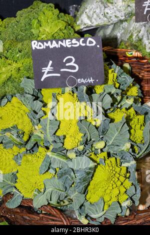 Produits locaux à vendre présentés sur le marché. Marché agricole de quartier à Londres. Bio et bio frais saine alimentation concept. Légumes, légumes, Banque D'Images